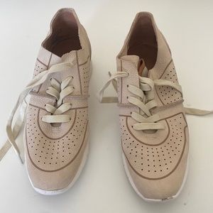 Womens gentle souls beige sneakers size 8.5